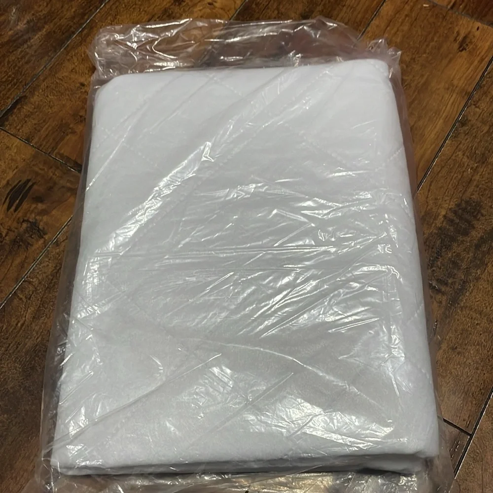 NWT Twin Size Waterproof Mattress Protector 39”X75” With Anchor Bands